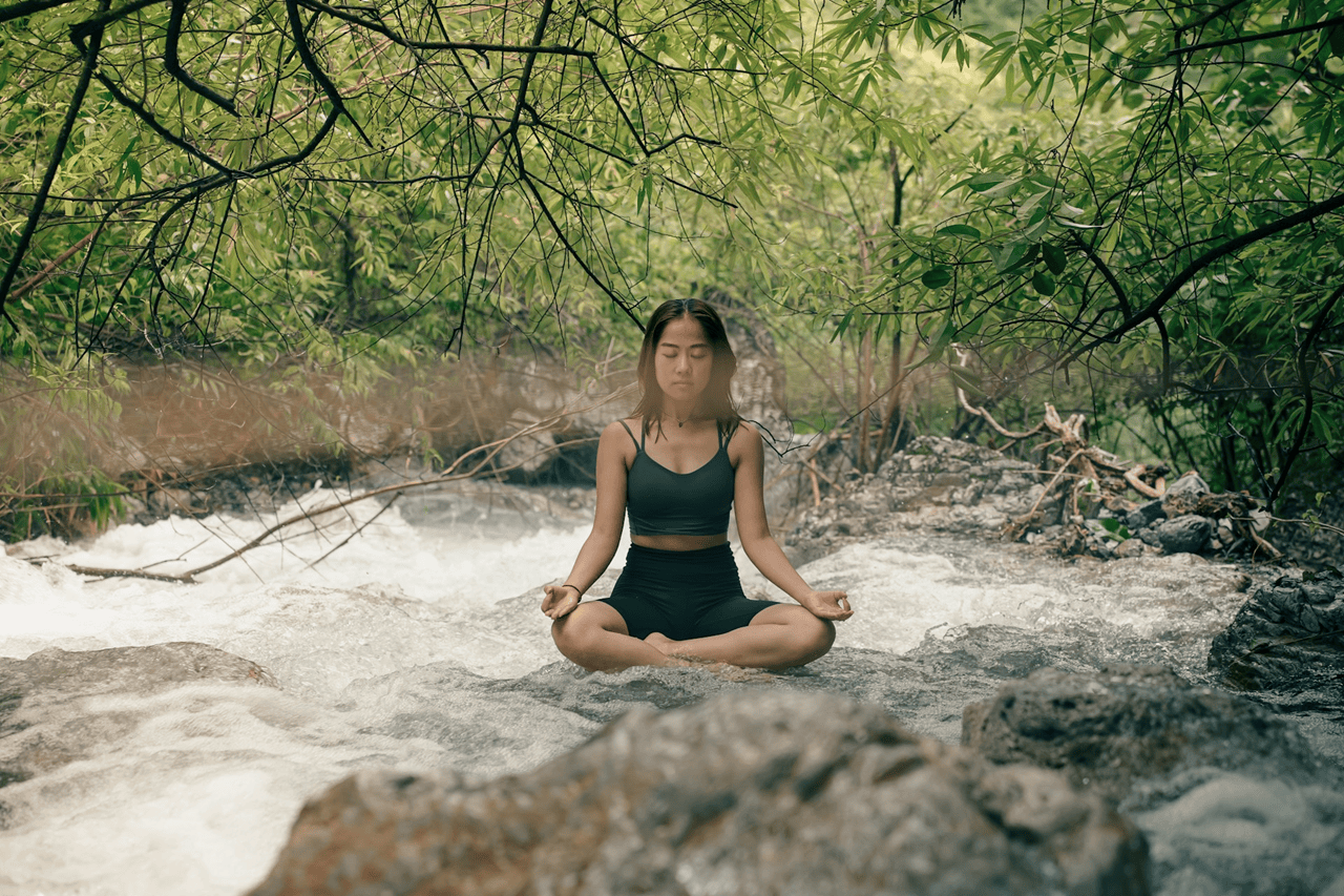 02 woman meditation 1280